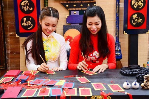 少女写书法（图片来源：越南《人民军队报》） 