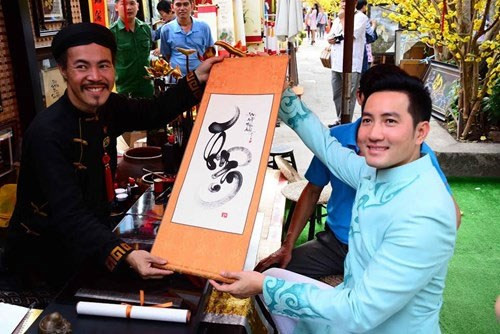 越南著名歌手阮飞雄请字（图片来源：越南《人民军队报》）