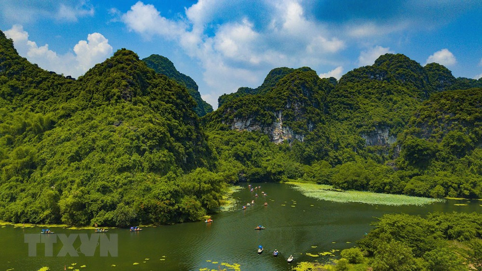 雄伟高大的山脉。越通社记者 明德 摄