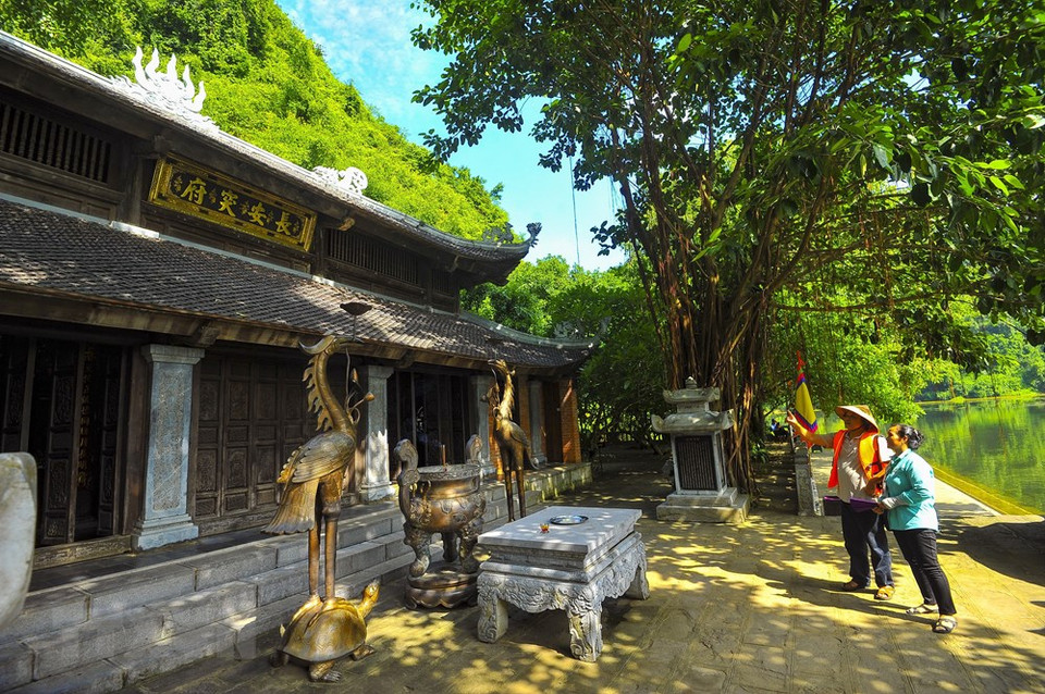 游客们参观长安名胜群呈庙。越通社记者 明德 摄