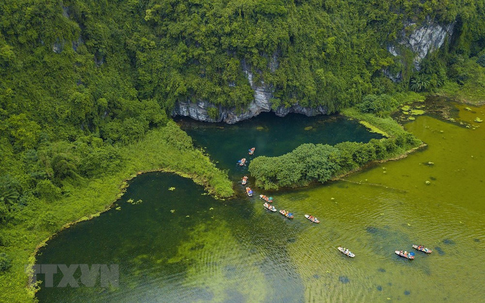 从高俯瞰，雄伟、高大且绝美的山脉就像一幅美丽迷人的图画。越通社记者 明德 摄