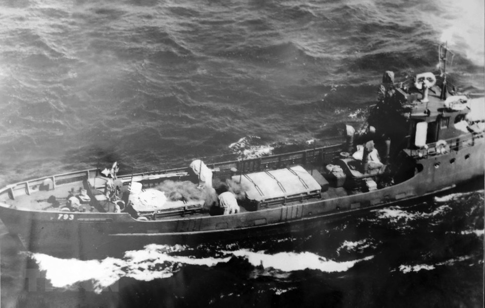 在越南抗美战争时期，越南人民海军力量船舶已通过奔袭，穿插敌人，运输数万顿武器、设备及数千名北部干部和战士们前往南方战场。图片来源：越通社