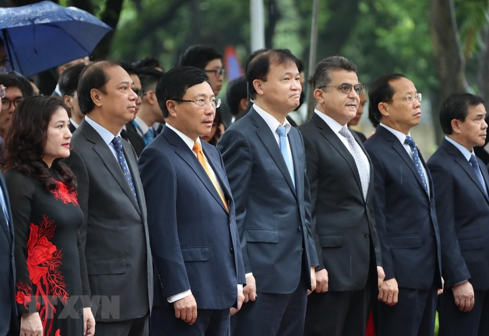 越南政府副总理兼外交部长范平明与各位代表出席东盟会旗升旗仪式。越通社记者 林庆 摄