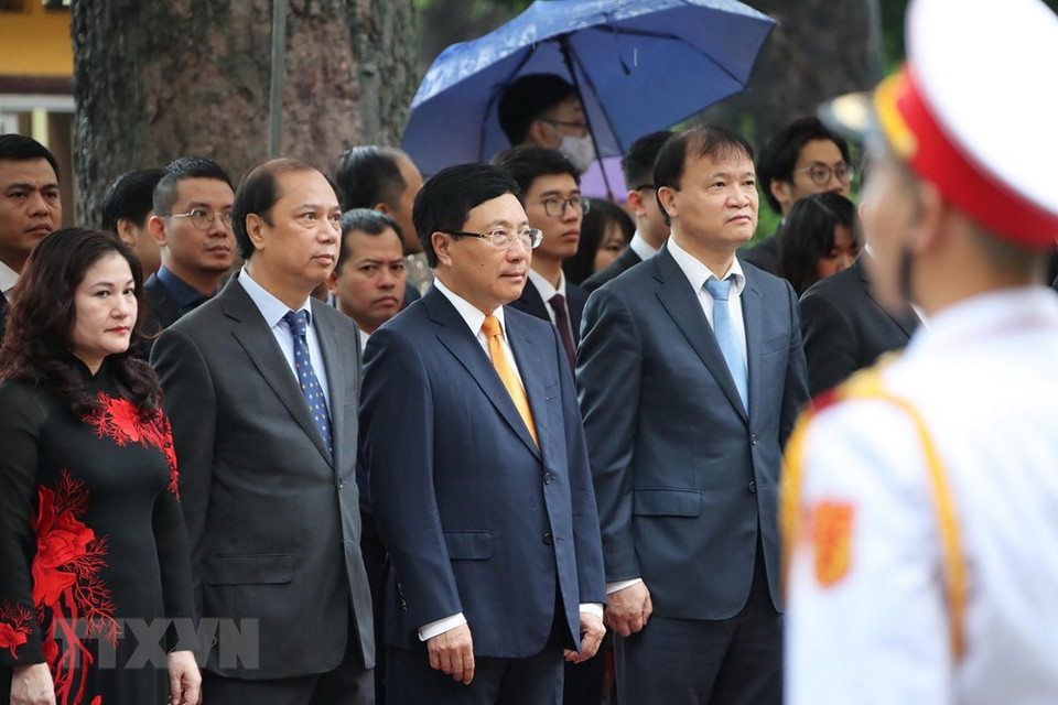 越南政府副总理兼外交部长范平明与各位代表出席东盟会旗升旗仪式。越通社记者 林庆 摄