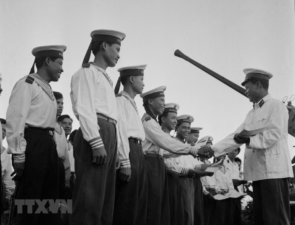 参加1964年8月2日追逐Maddox 号驱逐舰斗争的海军战士荣获越南海军军种的奖状。越通社记者 段庚 摄