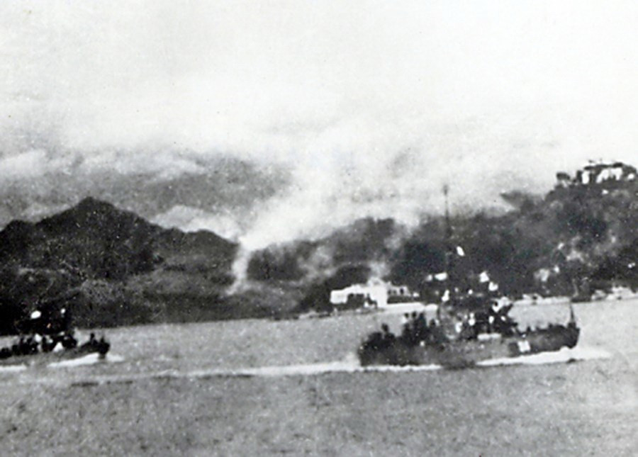 1964年8月5日，越南人民海军军船在广宁省绿门湾向美国飞机发射激光。图片来源：越通社