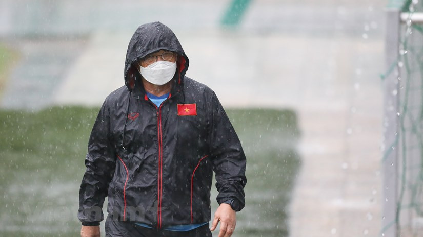 越南男子足球队主教练朴恒绪在大雨中指挥越南U22球队排练。越通社记者 福校 摄