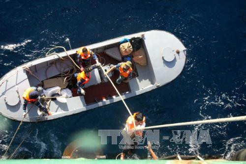  年货开始被送上高脚屋。（图片来源：越通社）