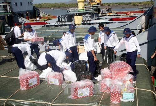 陆地上人民向DK1 海上高脚屋战士们赠送的春节礼物。（图片来源：越通社）
