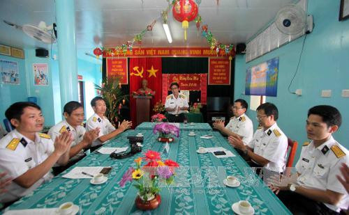 为保卫祖国南部大陆架而英勇牺牲的战士们悼念仪式隆重举行。（图片来源：越通社）