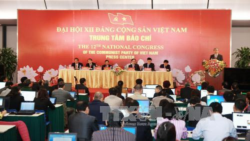 越共中央政治局委员、中央书记处书记、中央宣教部部长丁世兄主持新闻发布会。（图片来源：越通社）