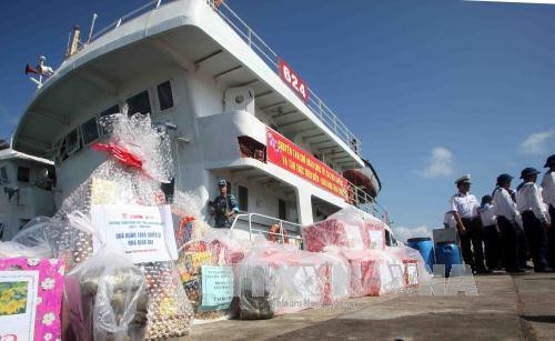 陆地上人民向DK1 海上高脚屋战士们赠送的春节礼物。（图片来源：越通社）