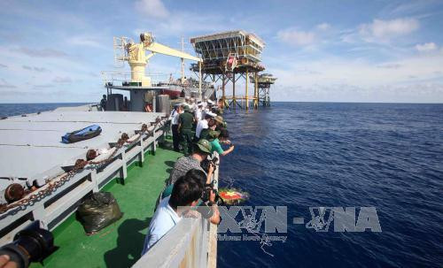 为保卫祖国南部大陆架而英勇牺牲的战士们悼念仪式隆重举行。（图片来源：越通社）