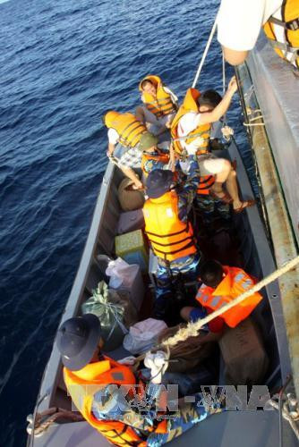  年货开始被送上高脚屋。（图片来源：越通社）