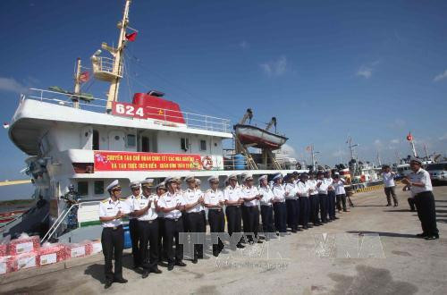  把春天送给DK1海上高脚屋战士们。（图片来源：越通社）