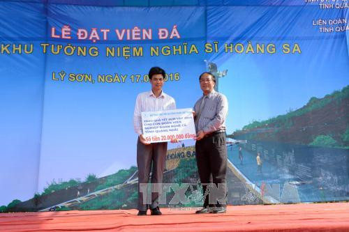  越南劳动总联合会向在黄沙和长沙群岛捕捞作业的渔民赠送慰问金。（图片来源：越通社）