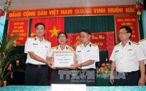  向DK1战士和干部赠送春节礼物。（图片来源：越通社）