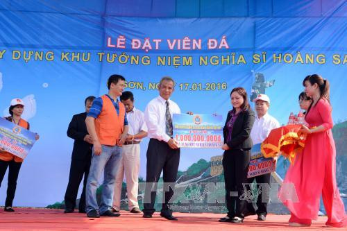 越南油气部门工会向纪念区建设工作提供总额为10越盾的援助资金。（图片来源：越通社）