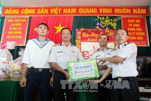 向DK1战士和干部赠送春节礼物。（图片来源：越通社）