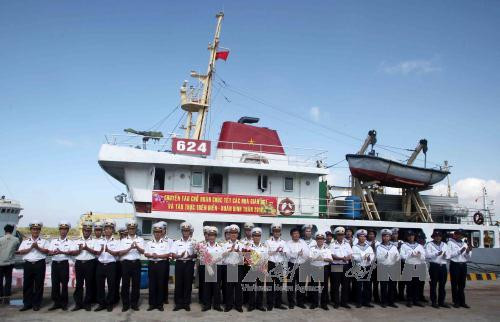 把春天送给DK1海上高脚屋战士们。（图片来源：越通社）