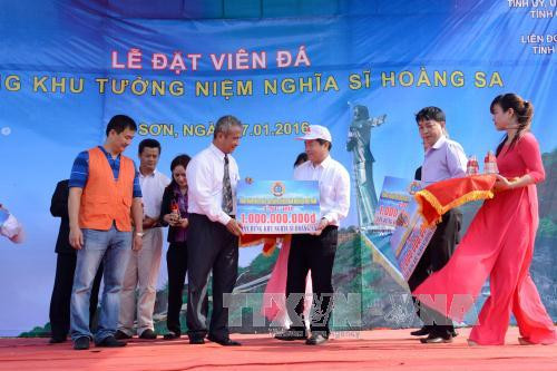 越南电力部门工会向纪念区建设工作提供总额为10越盾的援助资金。（图片来源：越通社）