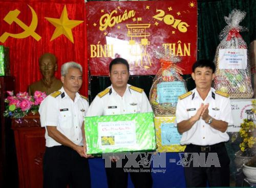  陆地上人民向DK1 海上高脚屋战士们赠送的春节礼物。（图片来源：越通社）