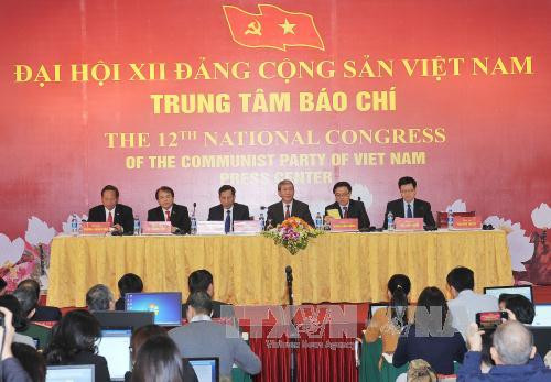 越共中央政治局委员、中央书记处书记、中央宣教部部长丁世兄主持新闻发布会。（图片来源：越通社）