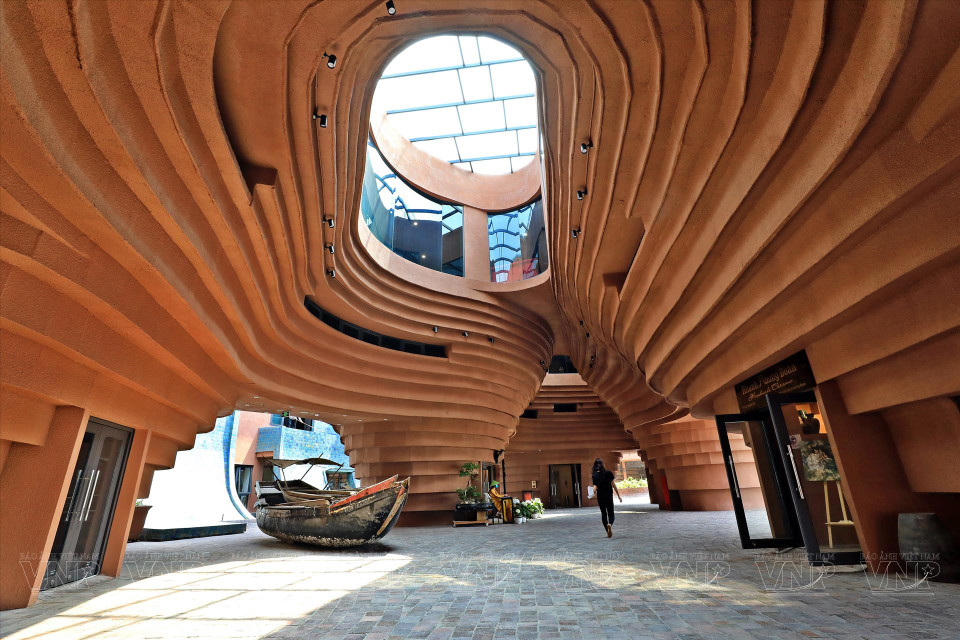 该建筑设计的灵感来自于制作手工陶器的陶轮，其主要材料是陶砖、陶瓦和马赛克瓷砖等。图自越通社/越南画报