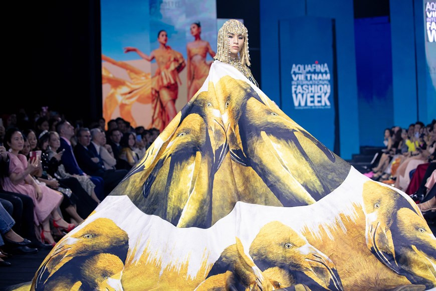 雪黎设计师的《玫瑰花的秘密》服装作品集中的特色设计服装。图自越通社Vietnam+