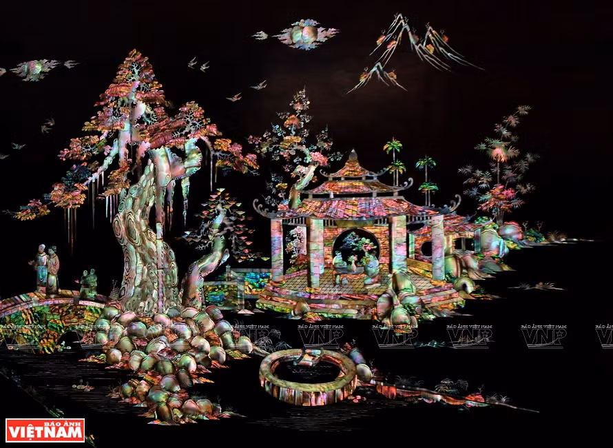 制作一副螺钿画并不是工匠们简单地按照模板雕琢、镶嵌，它更像一个艺术创作过程。图自越通社