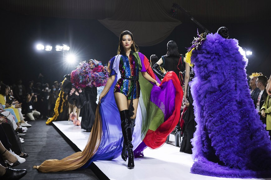 世界著名佳丽参加雪黎设计师的《玫瑰花的秘密》服装作品集走秀。图自越通社Vietnam+