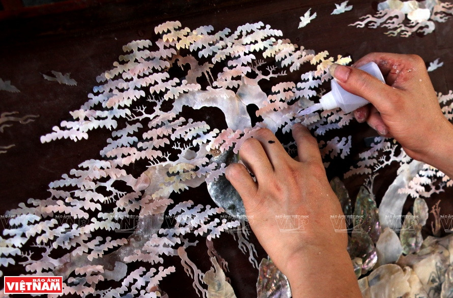 从灵巧双手，镶嵌艺人制作出熠熠生辉、炫彩迷人、独具吸引力且具有缤纷色彩的景观艺术装置的螺钿作品。图自越通社