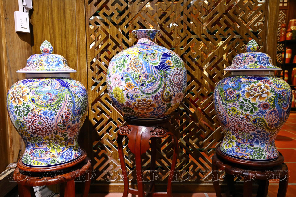 该中心建设的主要目的在于推崇越南陶瓷手工艺精髓，向游客介绍越南各陶瓷手工艺村的陶瓷产品。图自越通社/越南画报