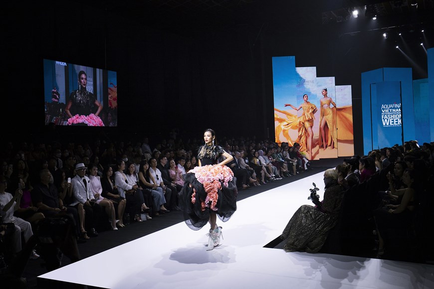 雪黎设计师为《玫瑰花的秘密》服装作品集精心准备。图自越通社Vietnam+