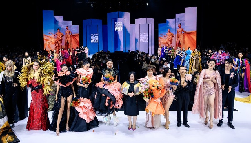 雪黎设计师的《玫瑰花的秘密》服装作品集。图自越通社Vietnam+