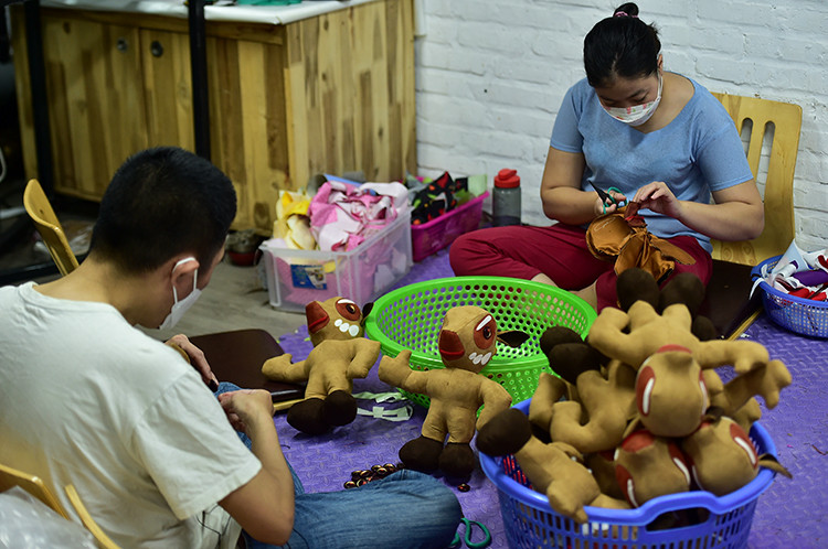 本届东运会吉祥物娃娃——中南大龄娃娃售价为 36万越盾。图自越通社/《信息报》