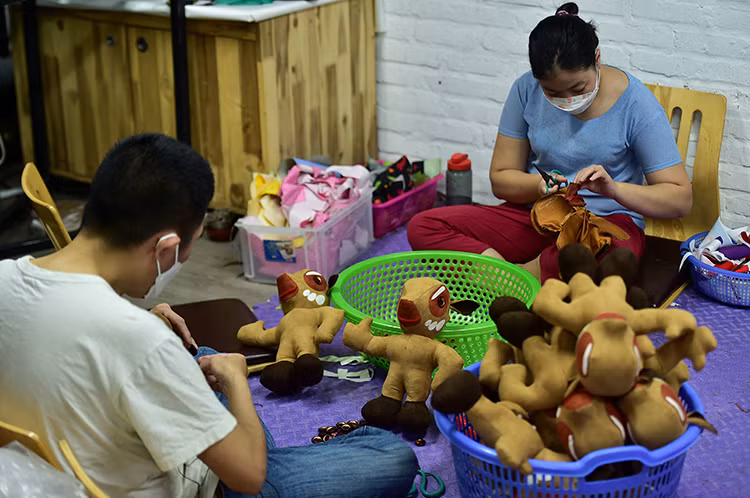 本届东运会吉祥物娃娃——中南大龄娃娃售价为 36万越盾。图自越通社/《信息报》