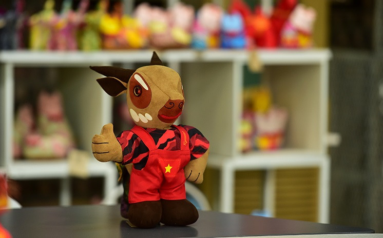 由于人力资源有限，Kym越公司只能生产1000只中南大羚娃娃。图自越通社《信息报》