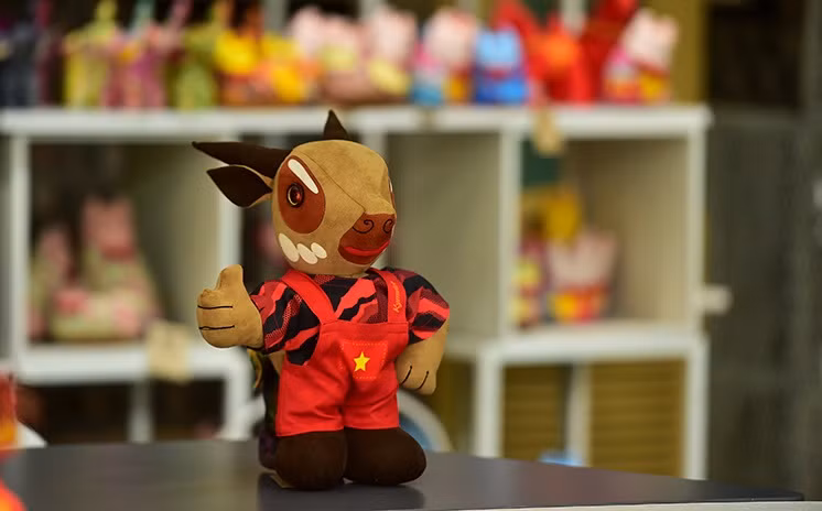 由于人力资源有限，Kym越公司只能生产1000只中南大羚娃娃。图自越通社《信息报》