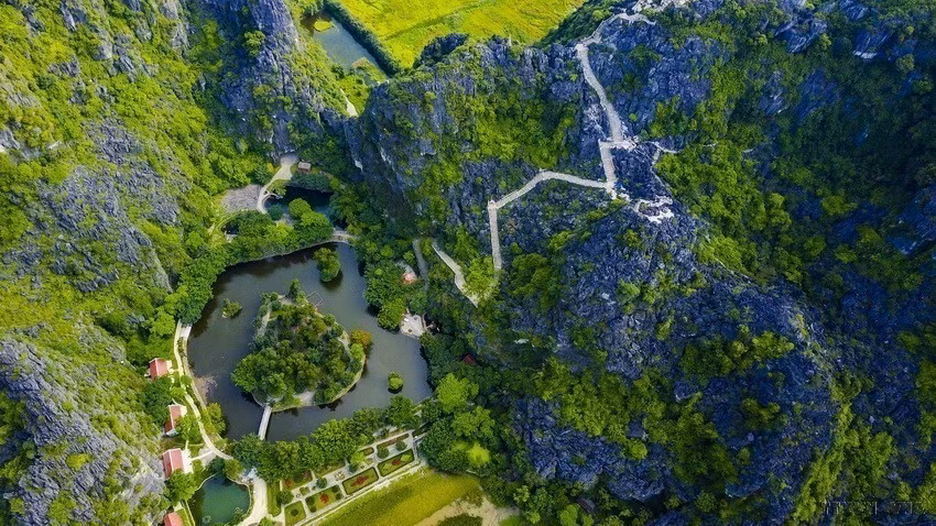 想要到达山顶，游客必须攀爬400多级石阶。图自越通社