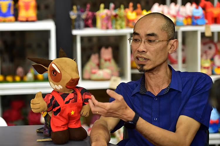 Kym越公司创始人兼总裁范越淮是一名坚强毅力的残疾人。 图自越通社/《信息报》