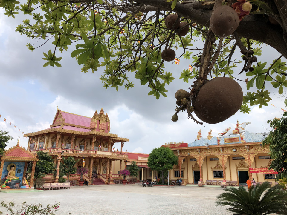 暹干寺里富有高棉族建筑特色的塔区。图自越通社