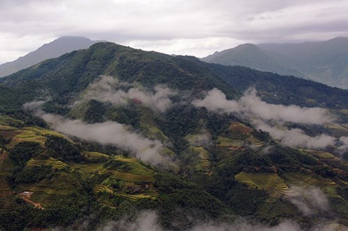 山峰与白云融为一体，构成了一幅虚幻空灵的画面。（图片来源：人民军队报网）