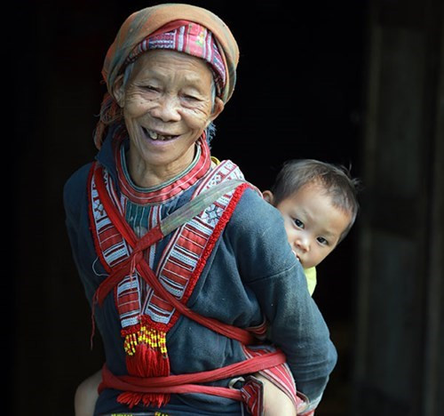 瑶族小孩子去看抓鱼。（图片来源：人民军队报网）