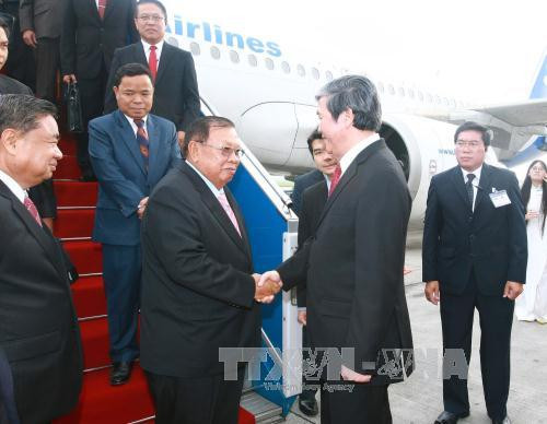  越共中央政治局委员、中央书记处常务书记丁世兄来到机场迎接本扬•沃拉吉同志。（图片来源：越通社）