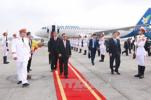  越共中央政治局委员、中央书记处常务书记丁世兄来到机场迎接本扬•沃拉吉同志。（图片来源：越通社）