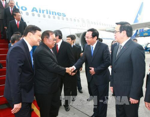  越共中央政治局委员、中央书记处常务书记丁世兄来到机场迎接本扬•沃拉吉同志。（图片来源：越通社）