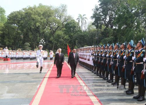  阮富仲总书记与本扬•沃拉吉总书记检阅仪仗队。（图片来源：越通社）