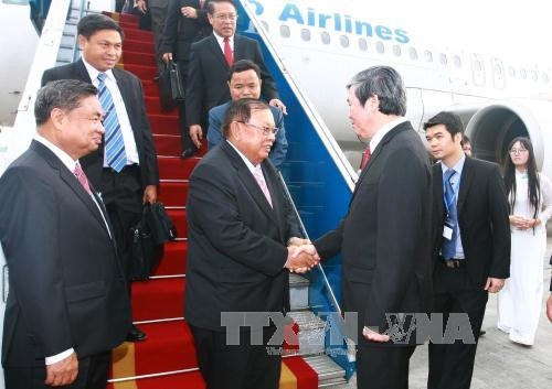  越共中央政治局委员、中央书记处常务书记丁世兄来到机场迎接本扬•沃拉吉同志。（图片来源：越通社）