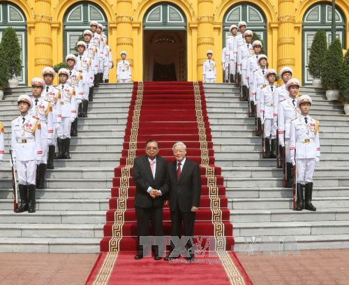 越共中央总书记阮富仲欢迎本扬•沃拉吉到访。（图片来源：越通社）